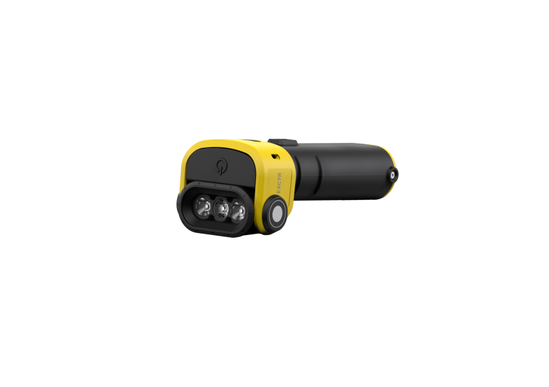 Three quarter side view of the ultra-compact, yellow and black Ledlenser EXC7R rechargeable torch. This reliable right-angle light for firefighters is in accordance with DIN 14649 and with explosion protection: Ex ia IIC T4 Ga, Ex ib IIIC T135 °C Db. Clip can be attached to both sides to ensure flexibility of use 